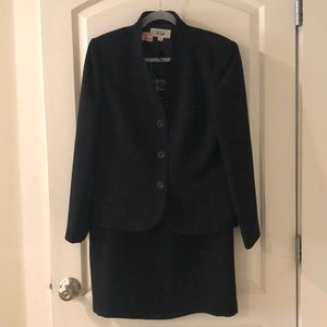 LeSuit size 14 Black blazer and pencil skirt suit